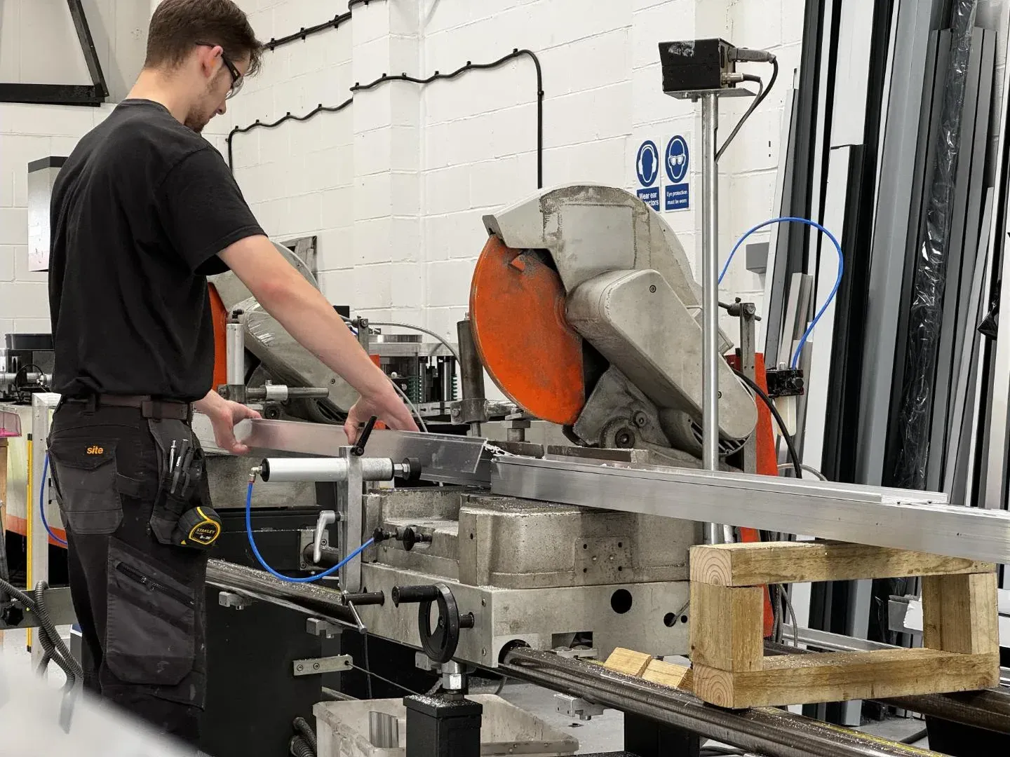 Skilled operator positioning profile for precision cut