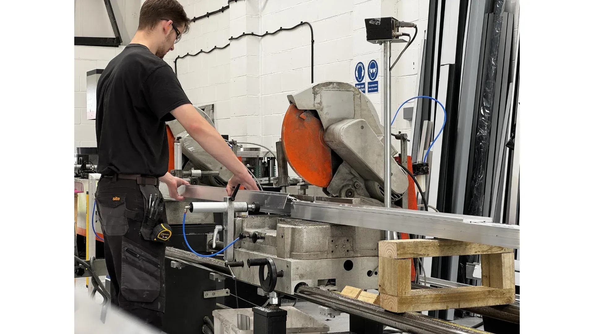 Skilled operator positioning profile for precision cut