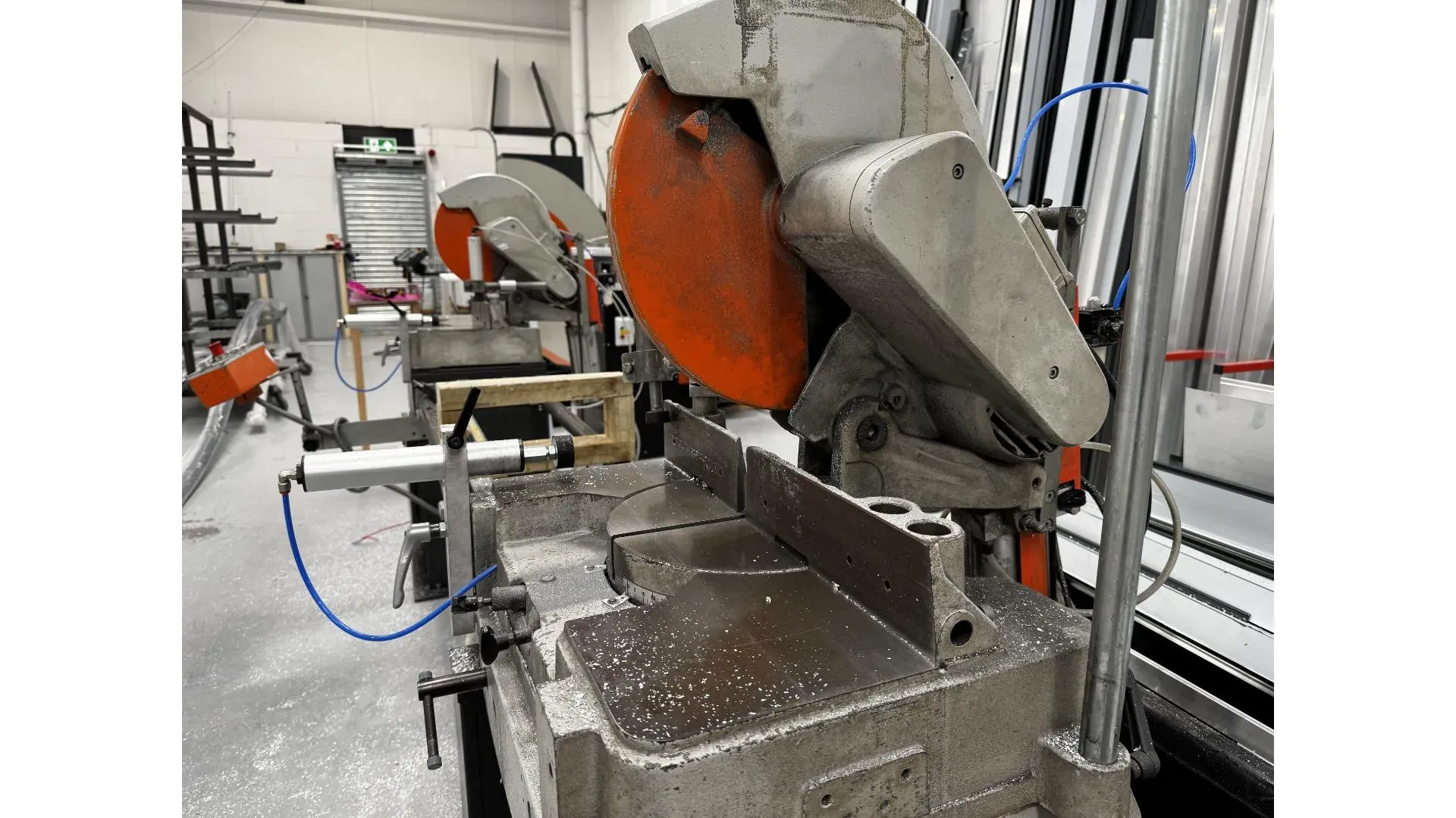 Industrial twin-head mitre saw for accurate aluminium profile cuts