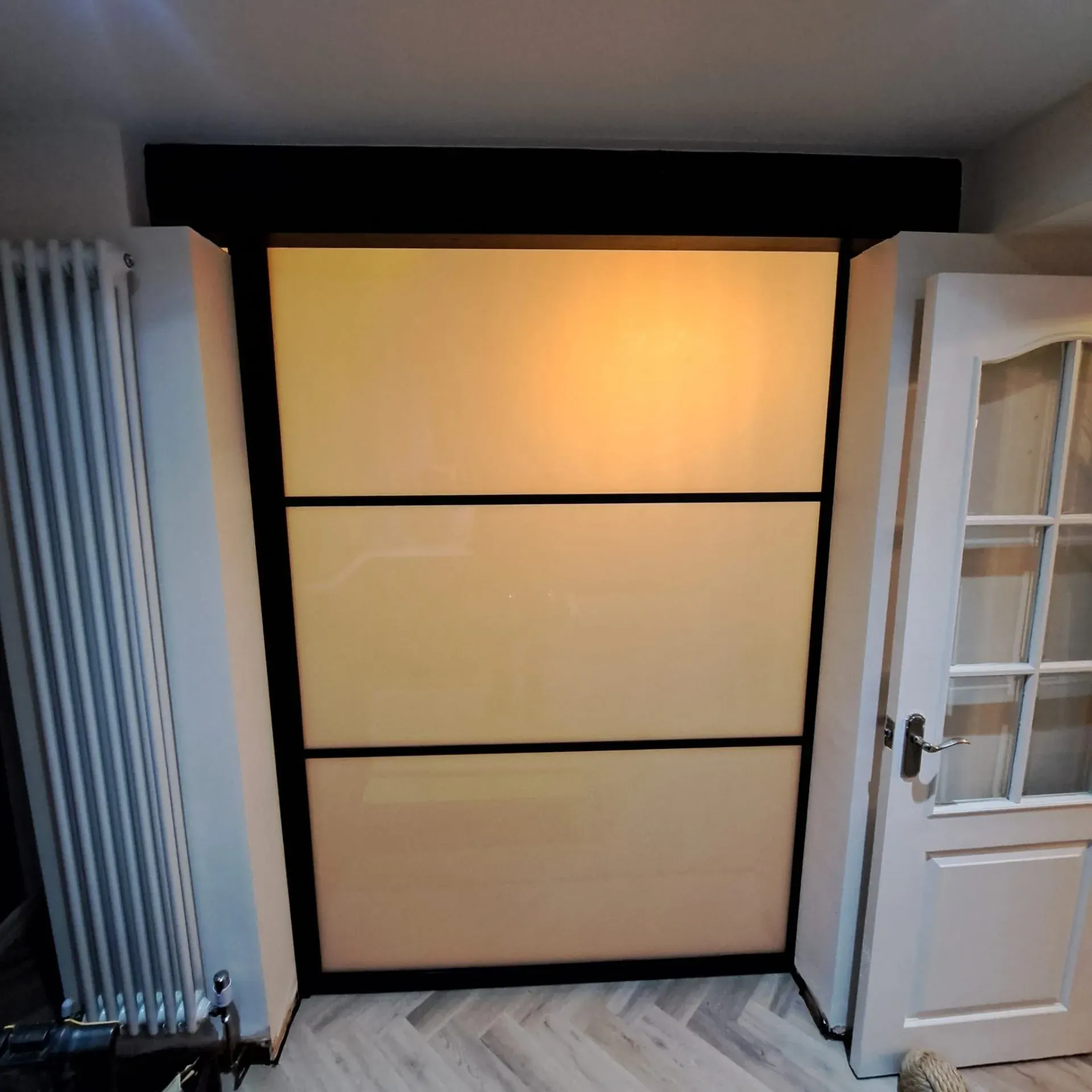 Close-up of ID30 slim sightlines and hardware