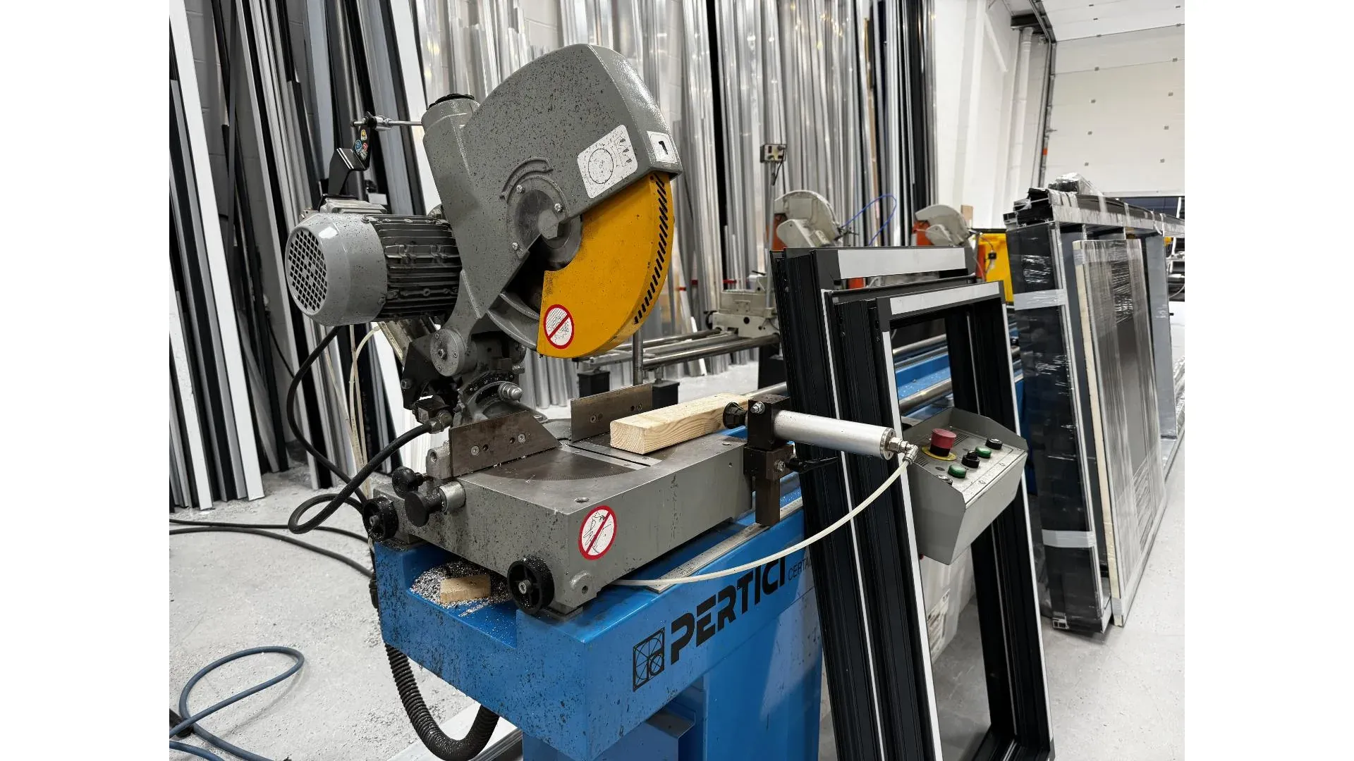 Long bed twin head mitre saw for cutting profiles up to 5.4m