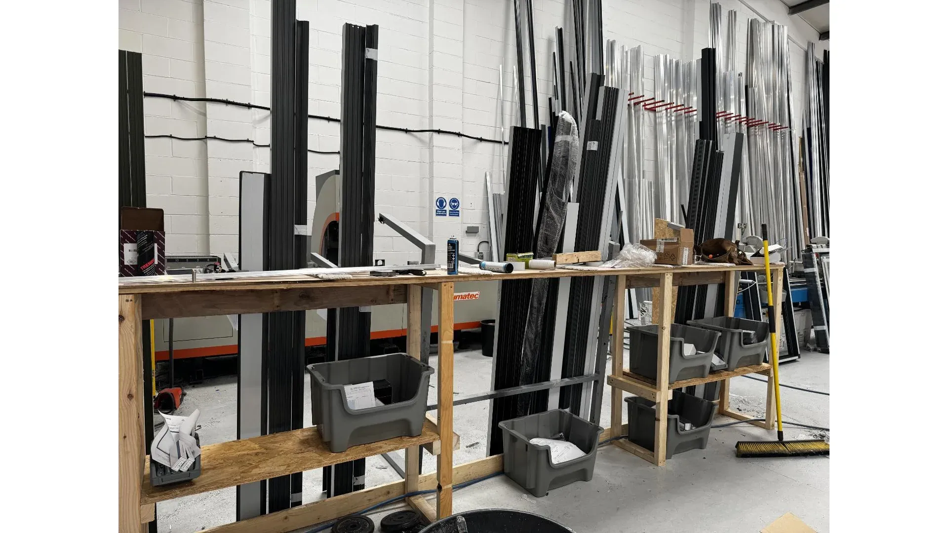 Assembly bench with profiles sorted by job reference